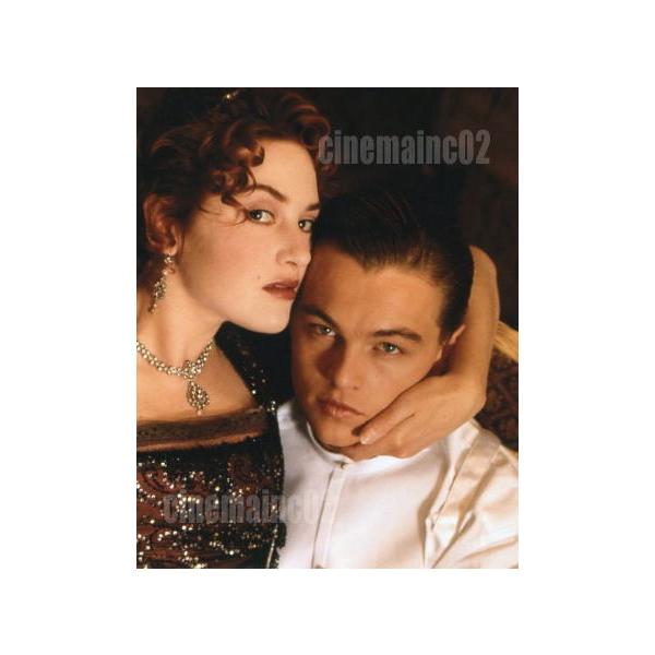 タイタニック』ジャックに手を回すローズのアップ写真/レオナルド