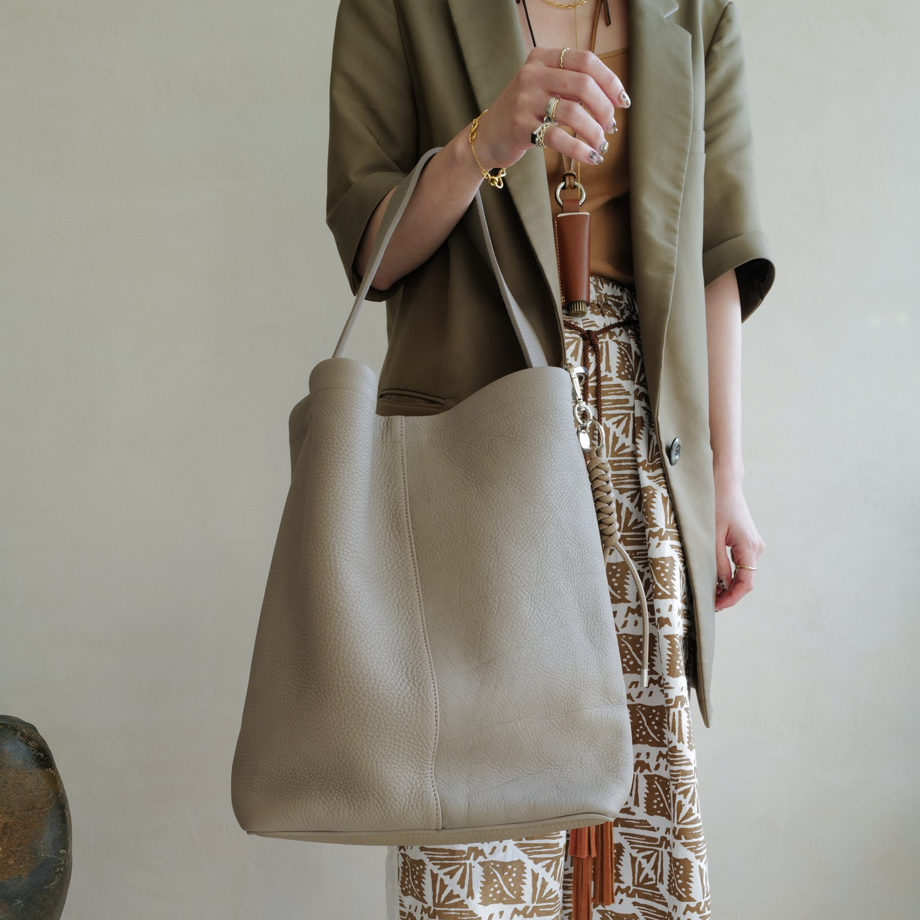 MARY BUCKET SHOULDER / DIPLO SKY｜サステイナブルレザーのワン