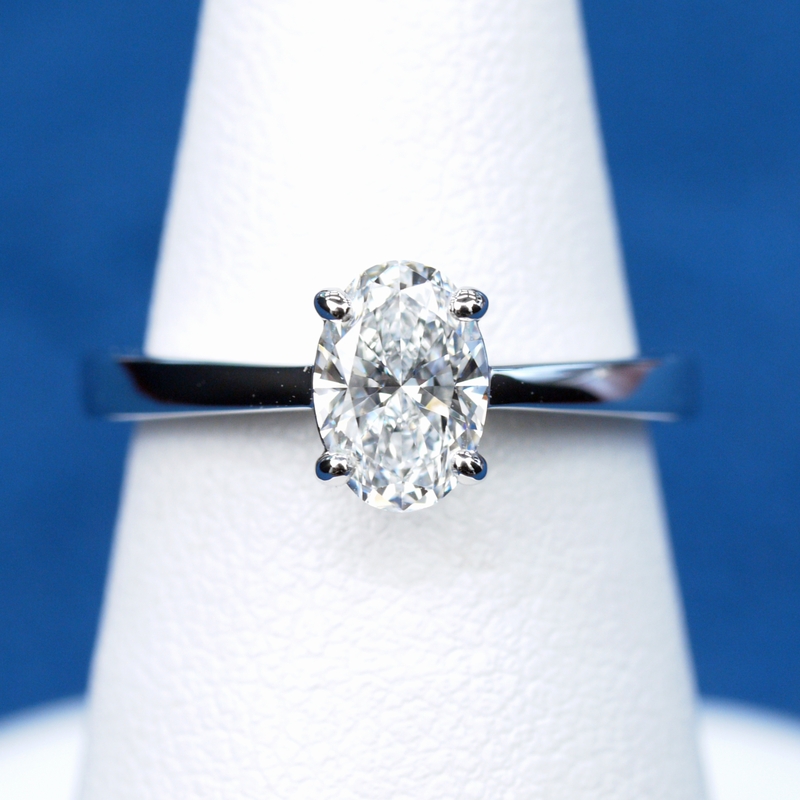 シンプルな美の極み ソリテールの婚約指輪 オーバルカット 0.58ct D