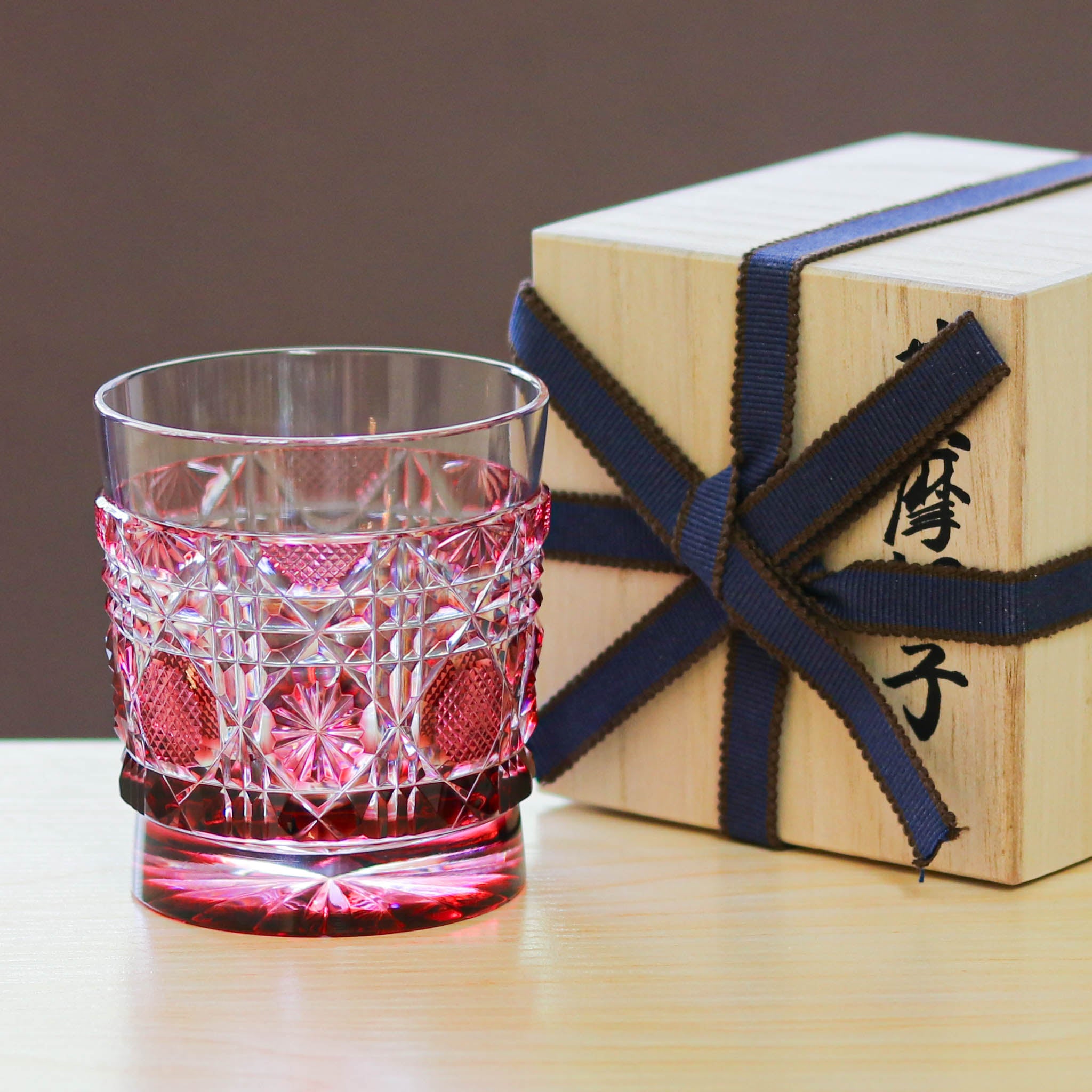 薩摩切子帯留 赤色カットガラス 楕円形 木箱付き 薩摩切子帯留 赤色