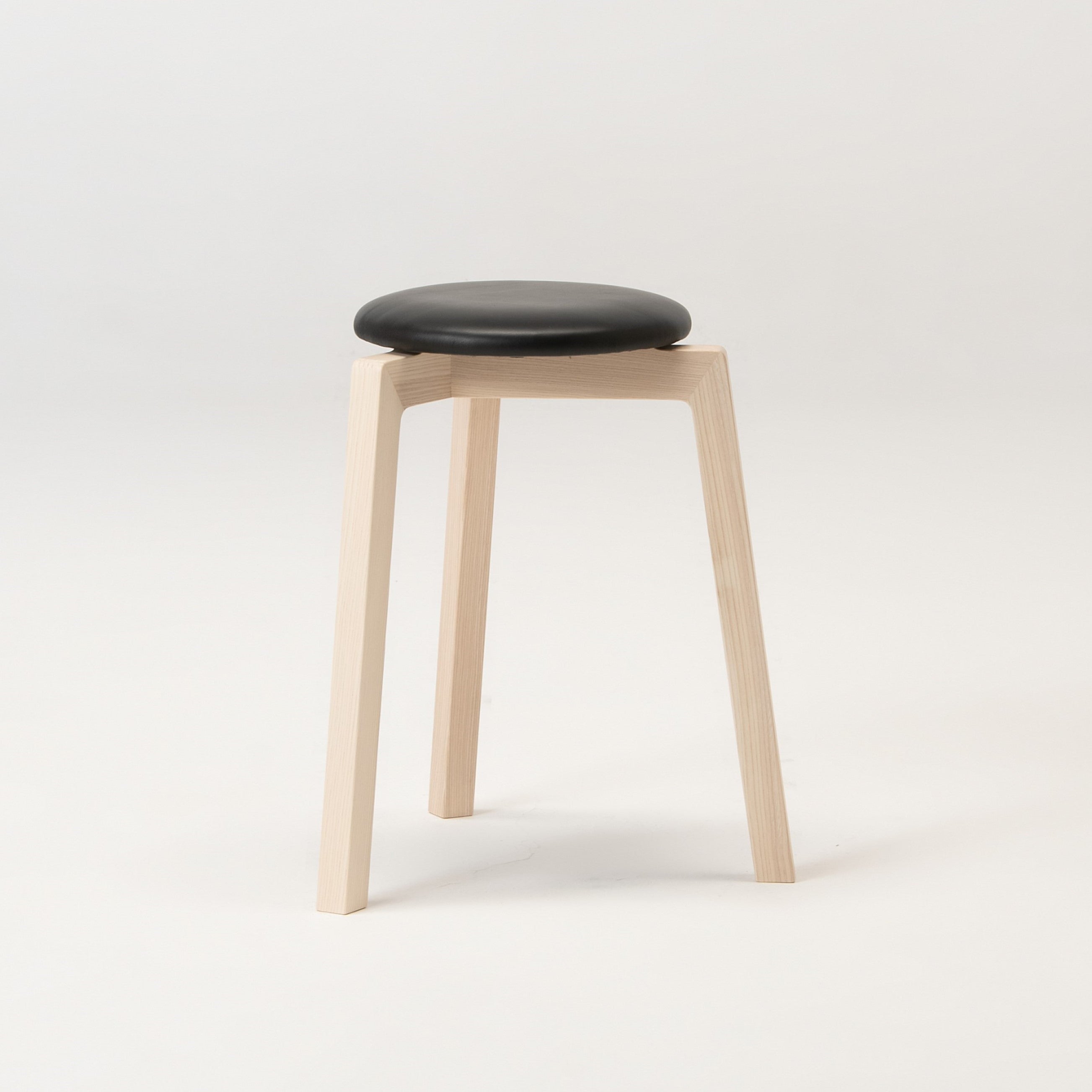 旭川家具 スツール | Stacking Stool 02 センの木 | 革座 ブラック