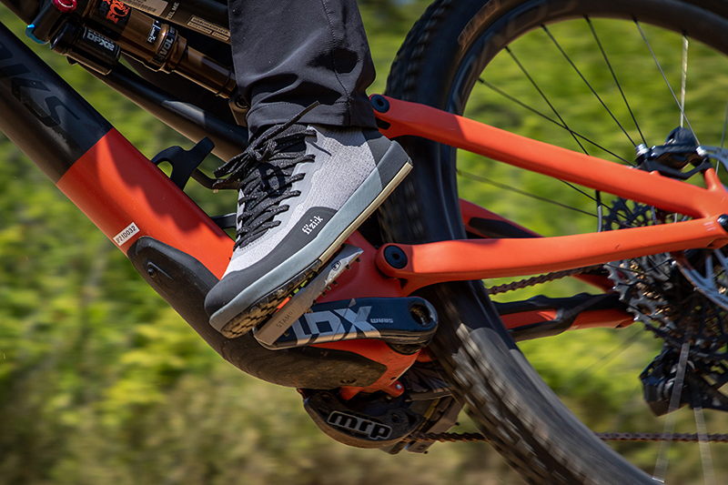 フィジーク・シューズ初のグラヴィティモデル「Gravita」をテスト！