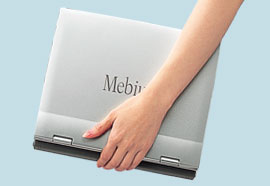 CD-R/RWドライブ、CD-ROMドライブをコンパクトに内蔵。