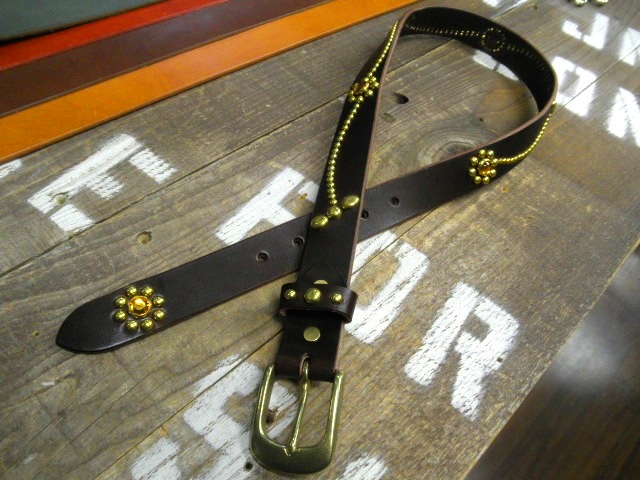 フラワーデザインスタッズベルト 栃木レザー30mm 【チョコレート