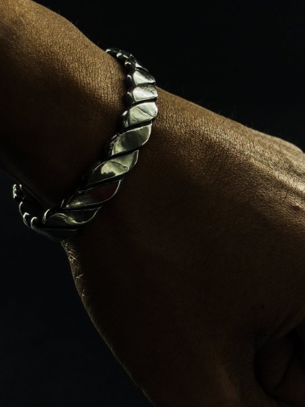 淺野屋健一のシルバーアクセサリー。しめ縄ブレスレット並 紙垂4枚