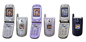 J-フォン、PDA並みの液晶搭載の「J-T08」と液晶が鏡になる「J-SA05」