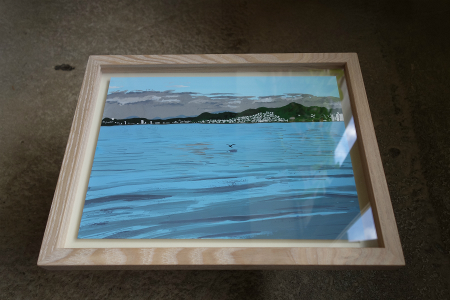 日々を綴るように描かれた水彩画作品を立体的に飾る、ミルク色の箱型