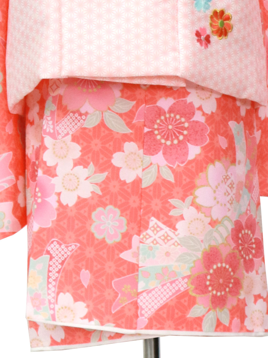 ピンク地に薄ピンクの桜と束ね熨斗の着物、ピンク色の麻の葉被布コート