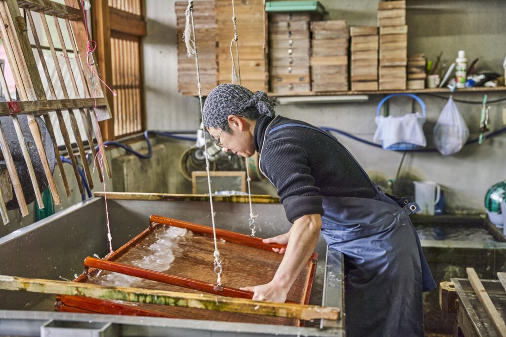 内山手すき和紙体験の家＜紙すき体験＞～Traditional Japanese paper