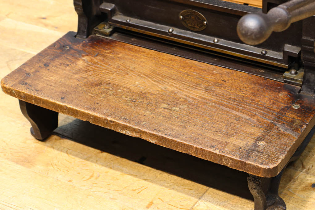 レトロな雰囲気をディスプレイする紙切断機 DC4727 – 古福庵