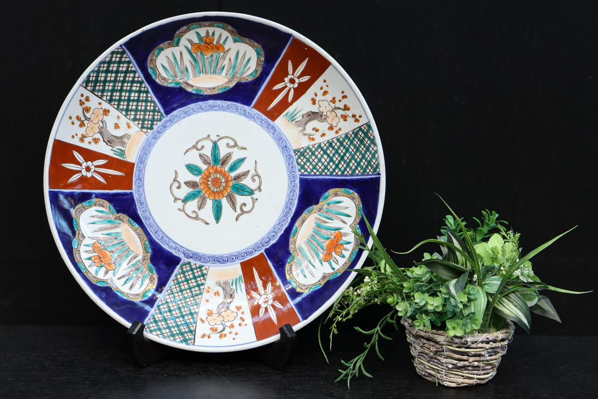 和の趣きある花柄模様を鮮やかに描いた古伊万里の大皿 DC8929 – 古福庵