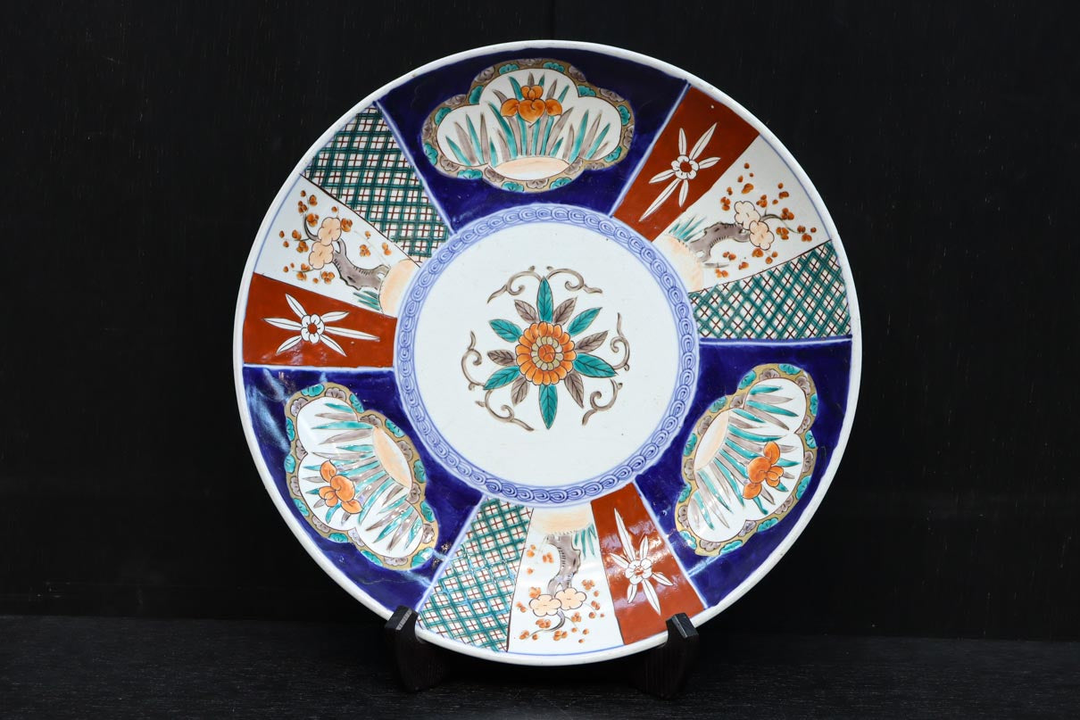 和の趣きある花柄模様を鮮やかに描いた古伊万里の大皿 DC8929 – 古福庵