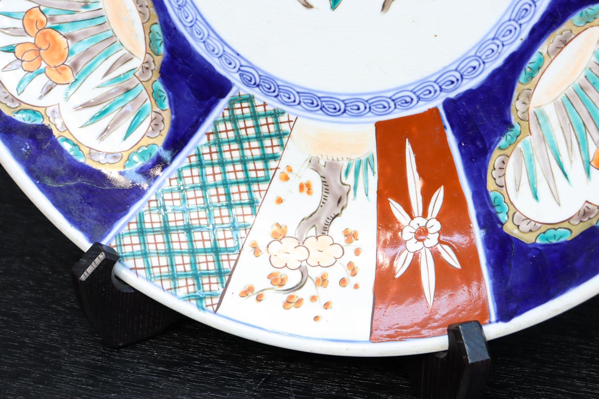 和の趣きある花柄模様を鮮やかに描いた古伊万里の大皿 DC8929 – 古福庵