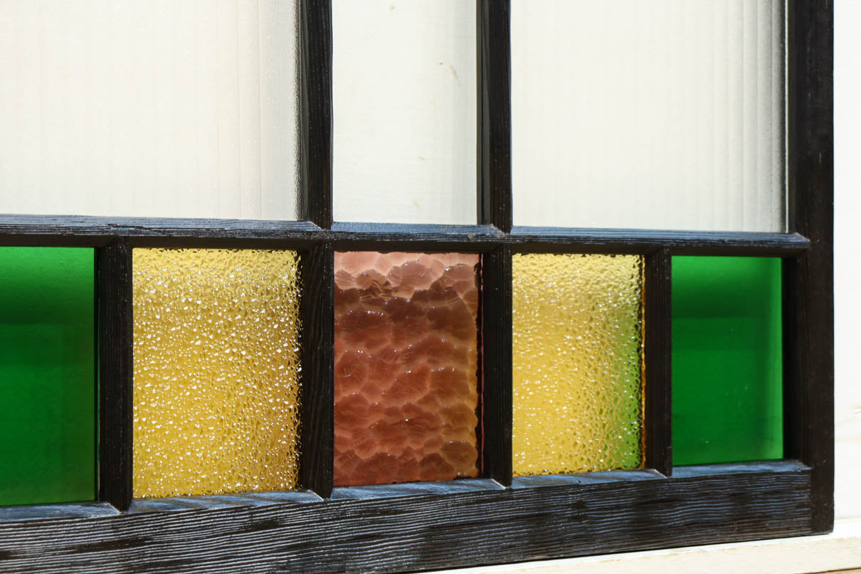 カラフルな色合いがレトロ感を漂わす中型ガラス窓 EZ2757 在庫1枚 – 古