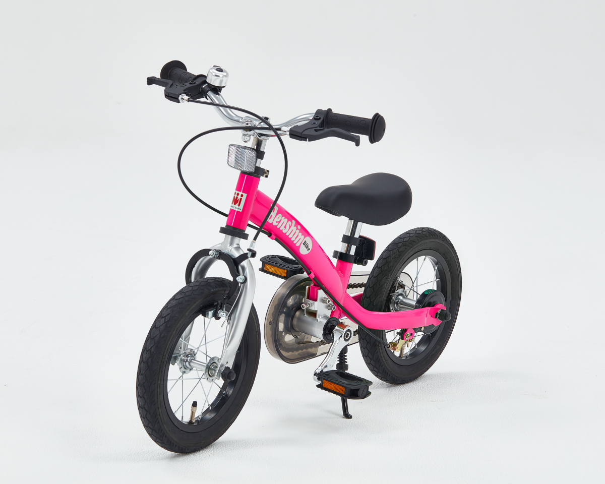 一台でキックバイクと自転車を兼ねる「へんしんバイク」で、子供の世界