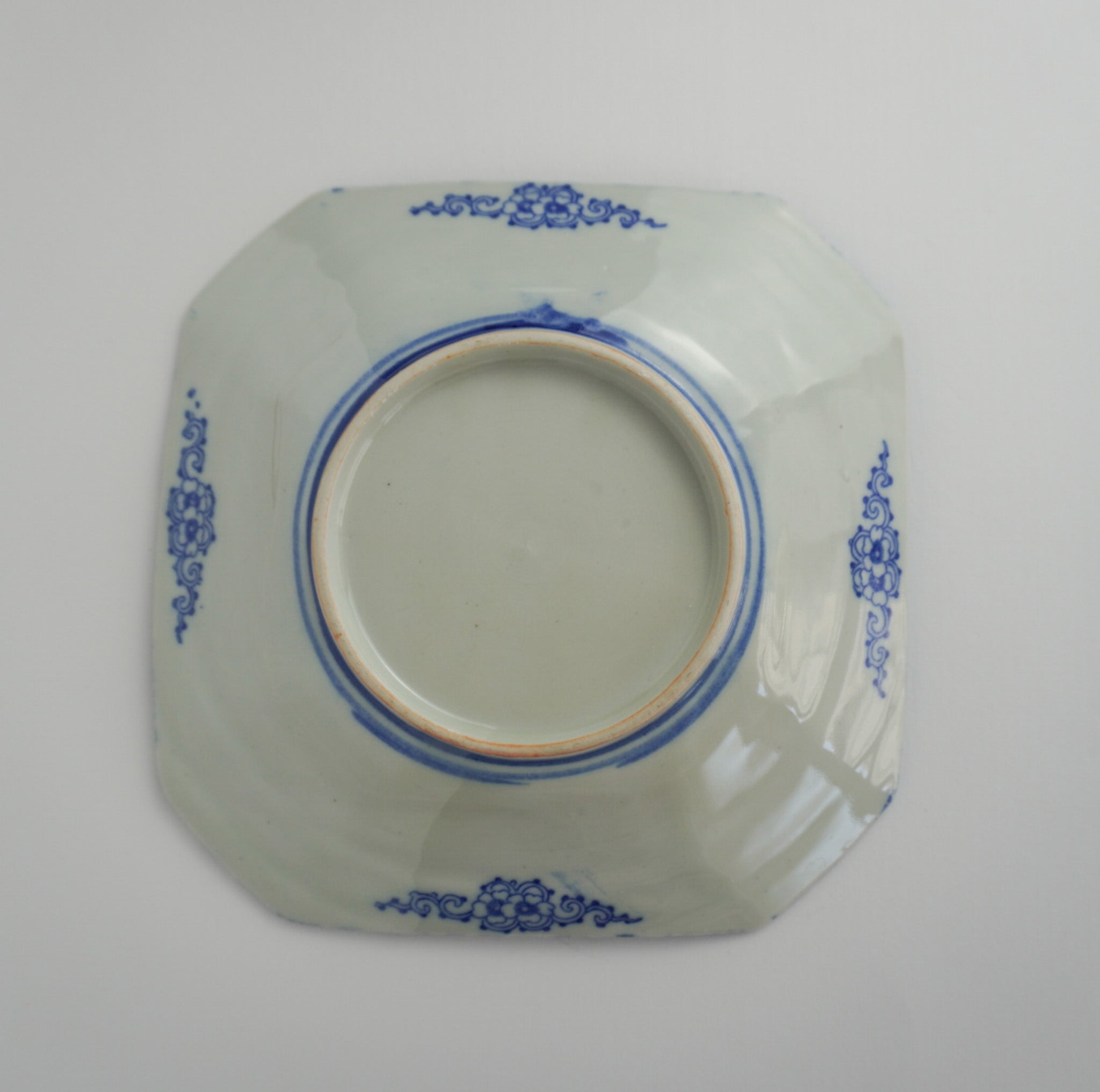 ちょうどいいサイズ感の印判の隅切り皿 – Kotto Shop