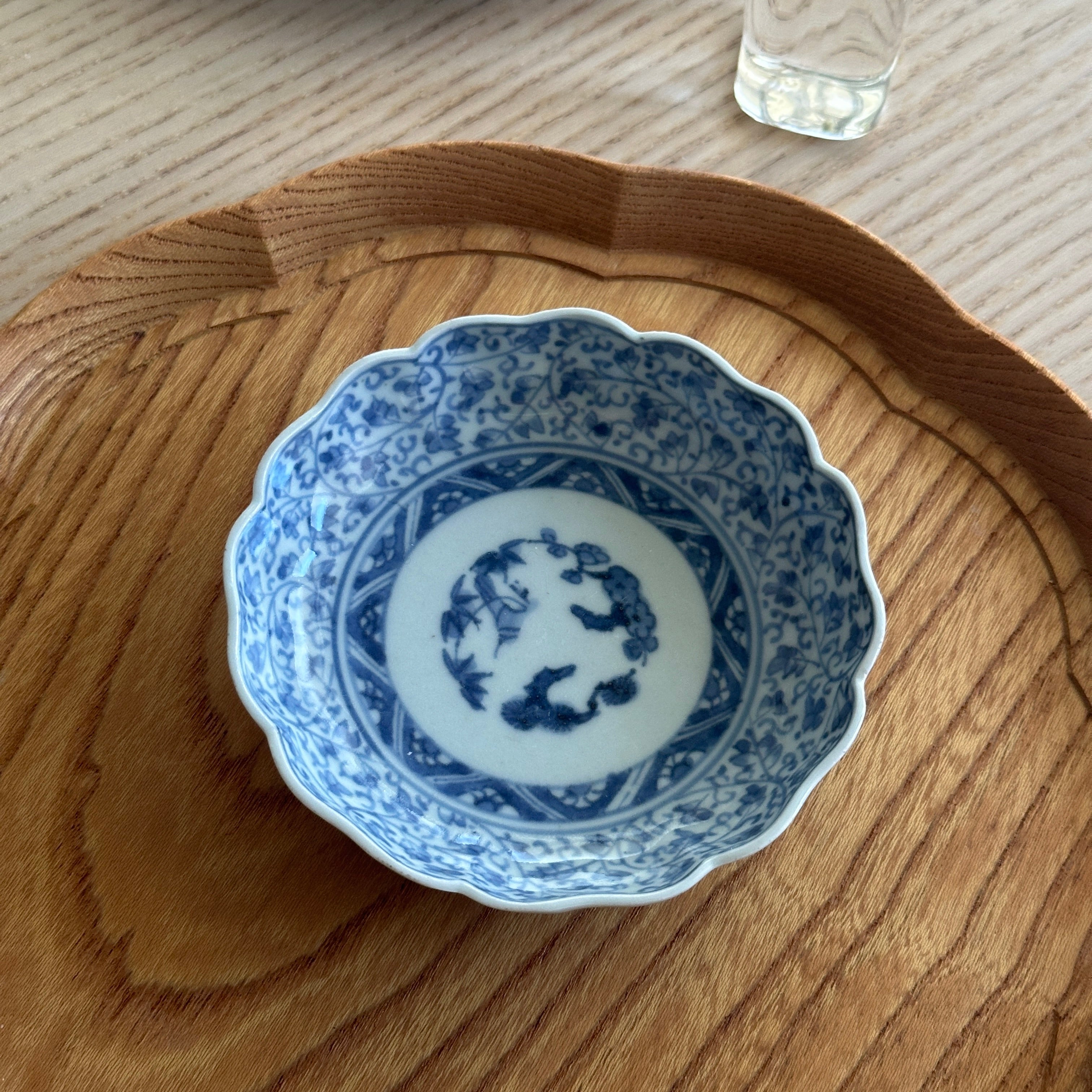 花唐草が映える繊細な古伊万里小皿 – Kotto Shop