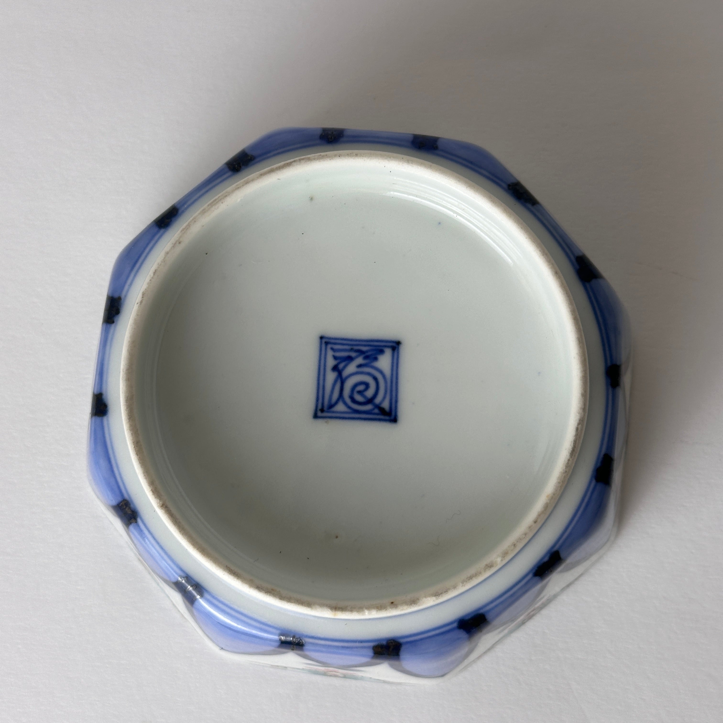 柿右衛門見込み鳳凰紋の八角向付 – Kotto Shop