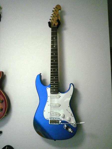 □ラッカー塗装のビルローレンス・ストラト手に入れました