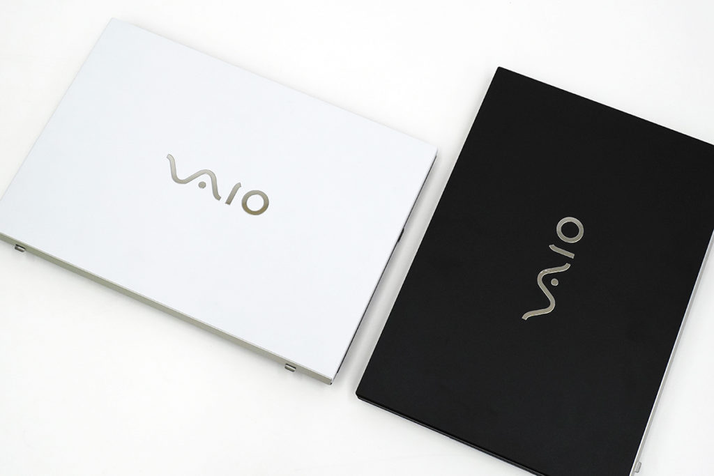 4K HDR と Adobe RGBカバー率100% に対応したディスプレイ、新色