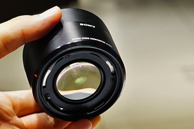 ソニーストアで、単焦点レンズ 「SEL28F20」とコンバーターレンズ2つを