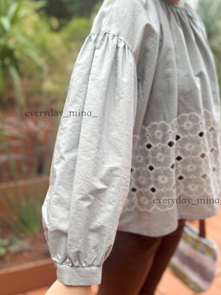 ミナ ペルホネン「anemone」のブラウス。時を越えて愛でたい、刺繍の