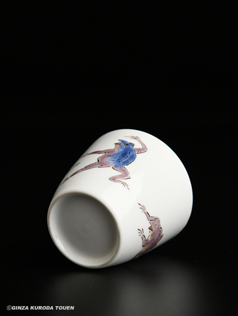 十三代・酒井田柿右衛門 濁手戯画ぐい呑 | 銀座 黒田陶苑