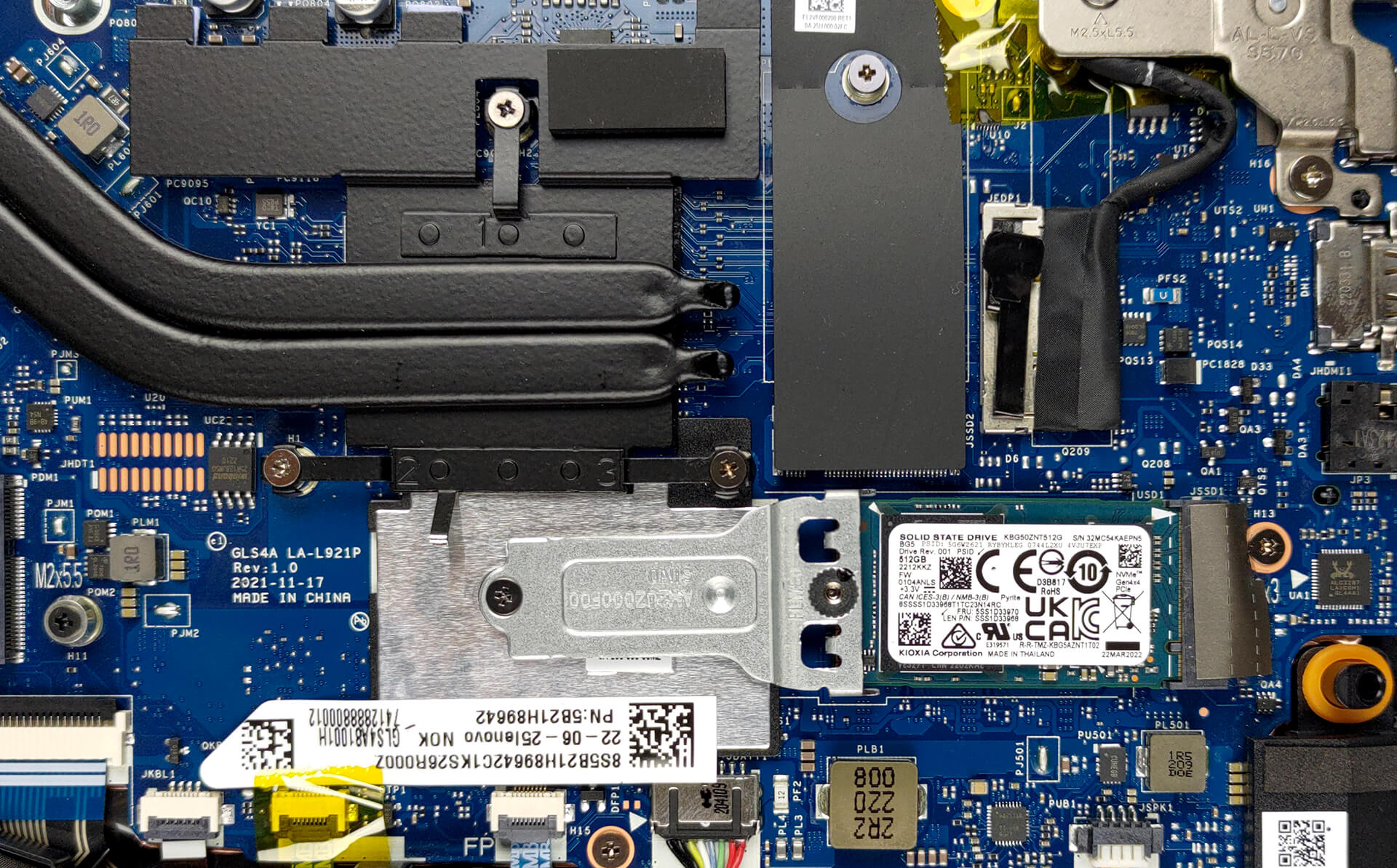 Lenovo IdeaPad 5（14インチ、2022年）を開く方法 - 分解および