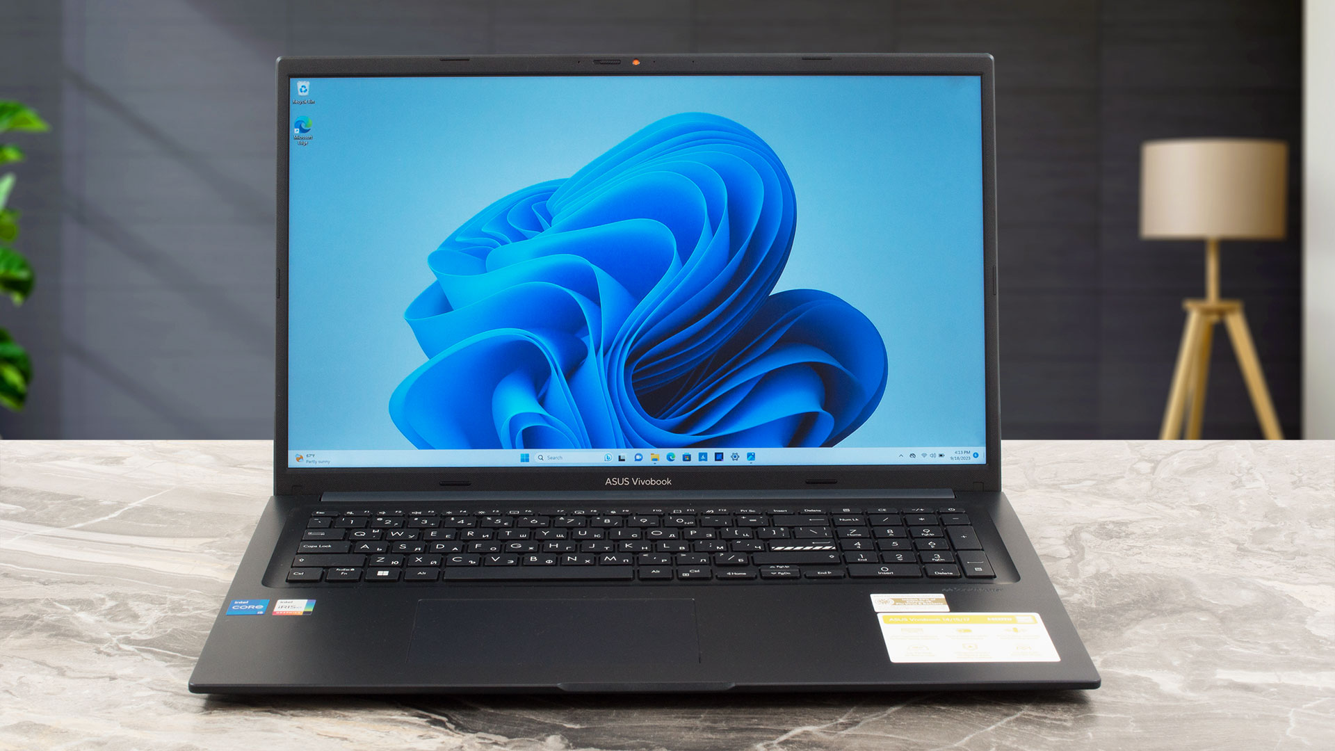 ASUS Vivobook 17 F1704 (X1704)レビュー - 負荷時でも快適、17.3