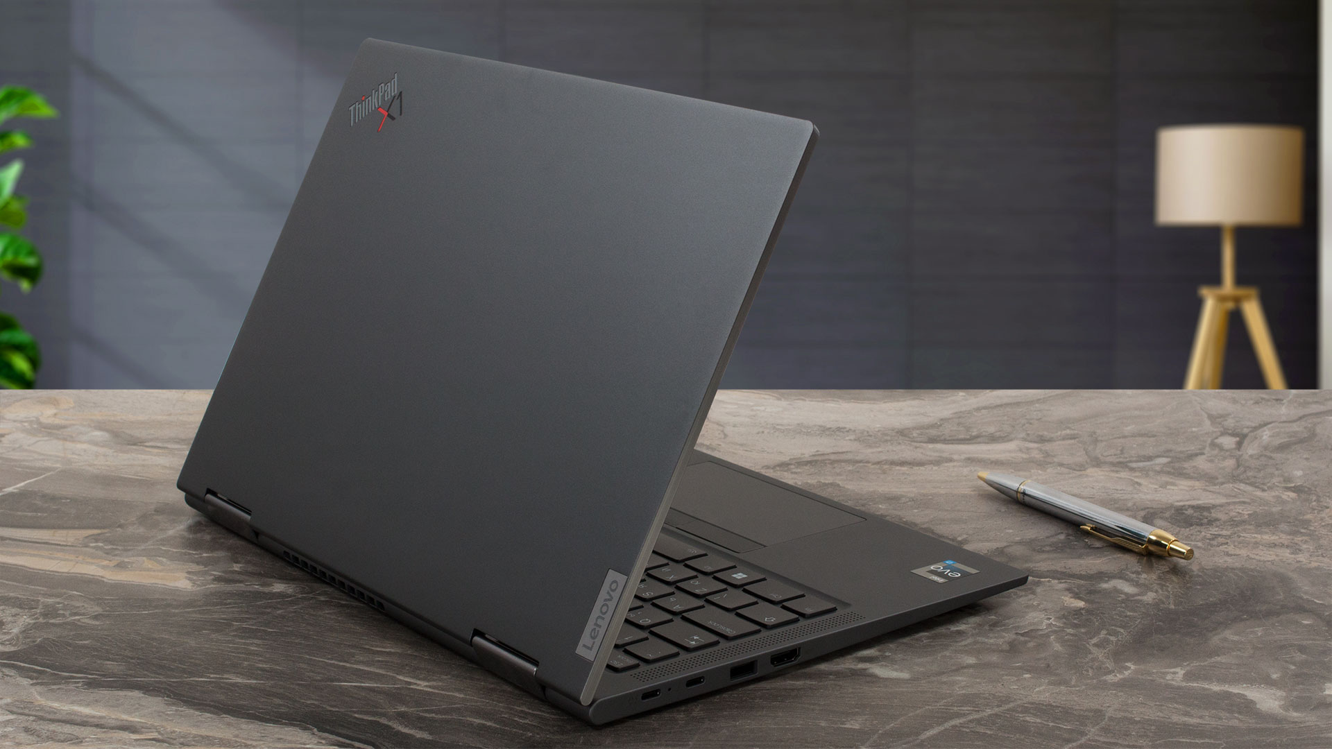 レノボ ThinkPad X1 Carbon Gen 11 レビュー - 超軽量でバッテリーの