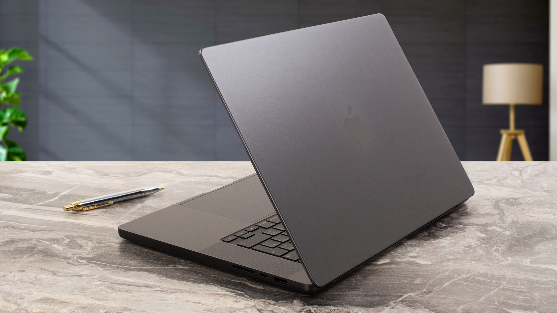 Apple MacBook Pro 16 (M3 Pro / Max)レビュー - 驚異的なディスプレイ