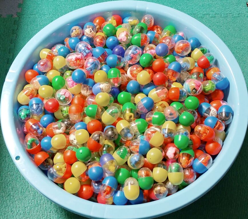 日記 コスモスの20円ガチャガチャの小さな駄玩具を見てみた。 昭和