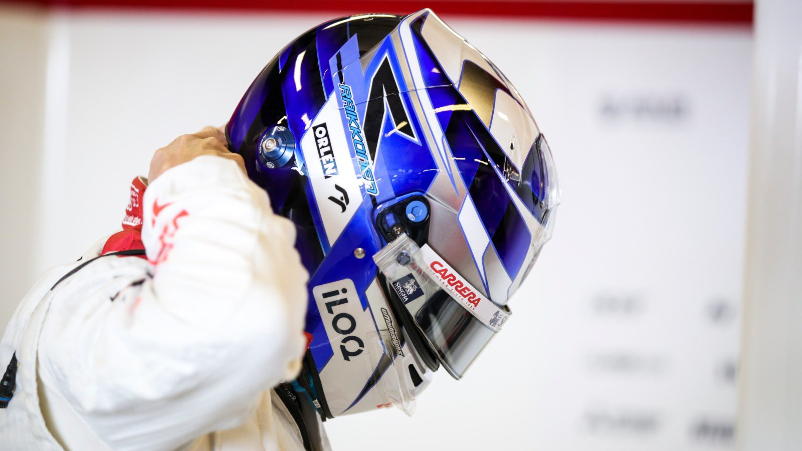 キミ・ライコネン、最終戦のヘルメットはF1デビュー時の青基調の