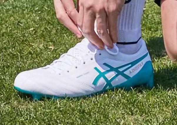 イニエスタ着用スパイク、アシックスDSライトX-FLY4に新色が登場