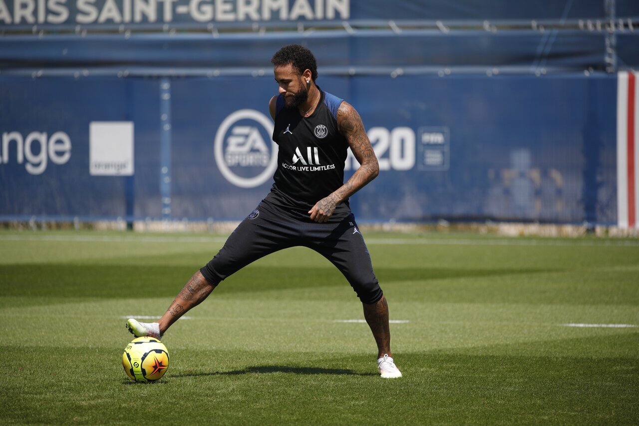 ネイマールが練習でマーキュリアルヴェイパー13NJRをレースレスで着用