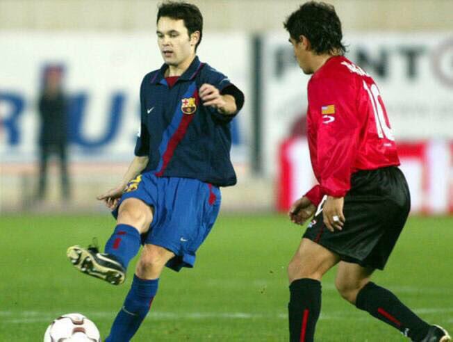 イニエスタがアシックスと正式契約！着用スパイクは「DSライトX-FLY4