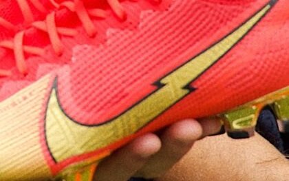 C・ロナウドのポルトガル代表通算100ゴール達成記念スパイク公開