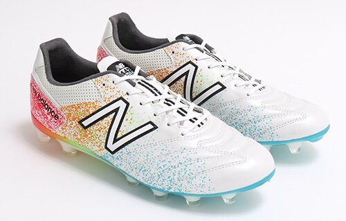 ニューバランス『442 PRO HG』にKAMO限定の虹色カラーが登場