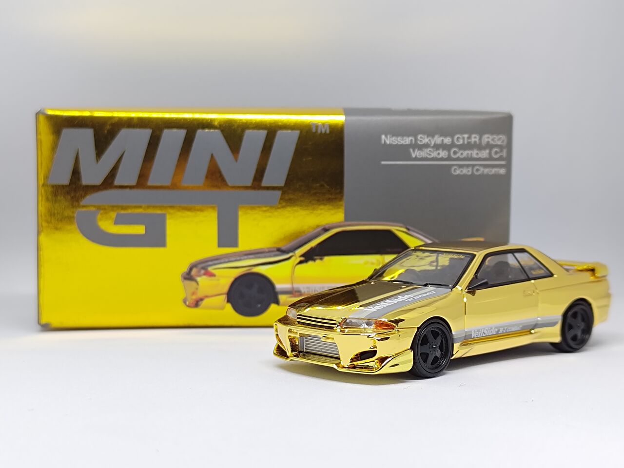 MINI GT 日産スカイラインGT-R(R32) VeilSide Combat C-Ⅰ Gold Chrome