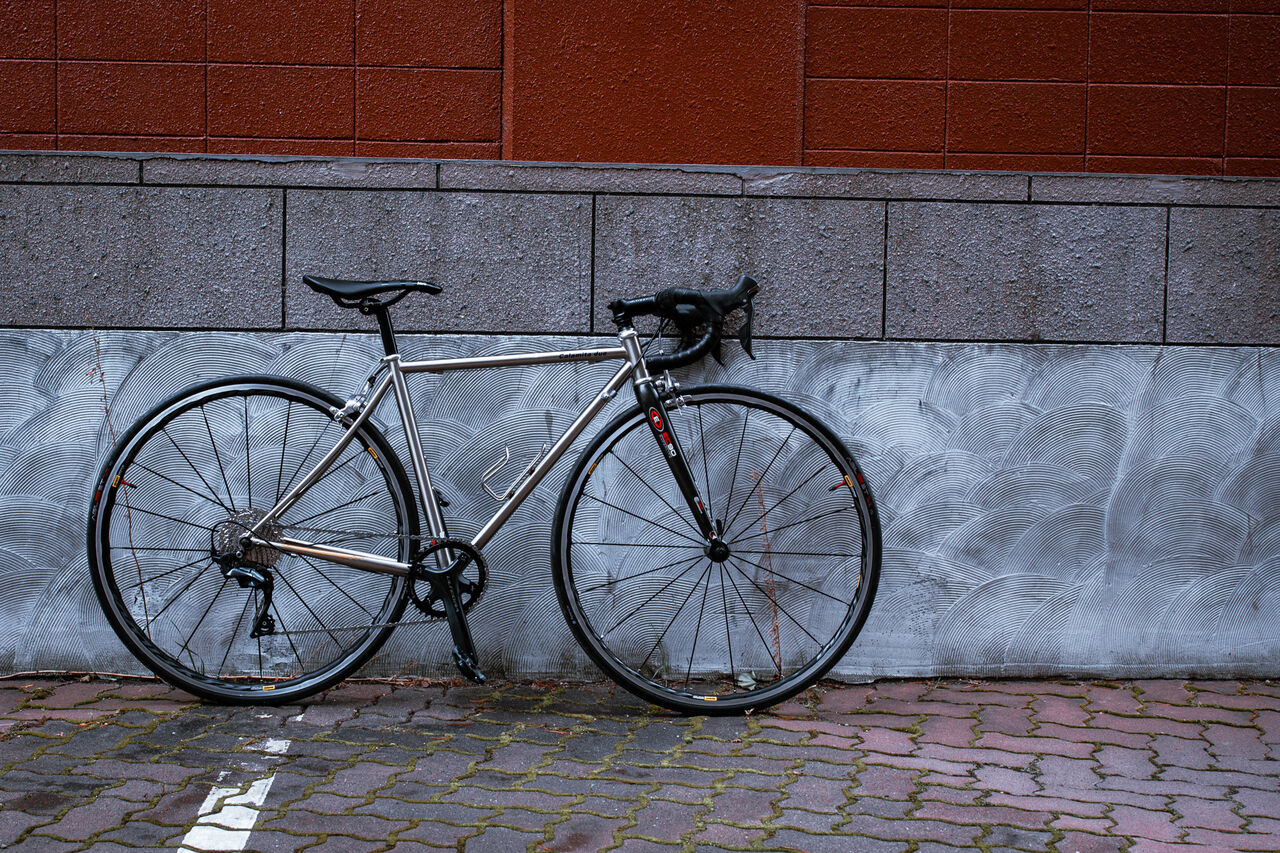 クロモリフレームでネオクラシックな1台を組んでみた : 山に野に川に呑みに