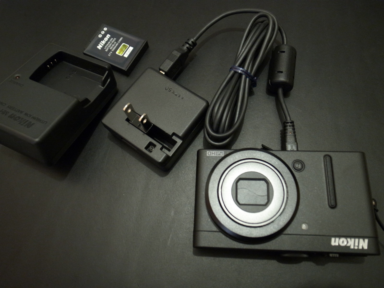 Nikon COOLPIX P310 と 充電器 : スティログラフィカ