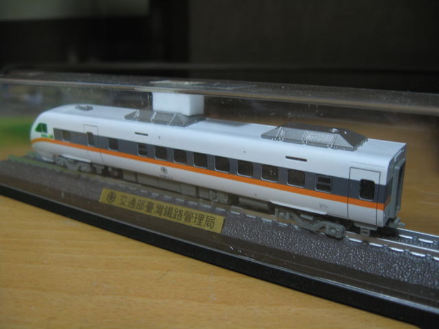 台北駅構内の「台鉄夢工場」で購入したTEMU1000形特急電車「太魯閣号