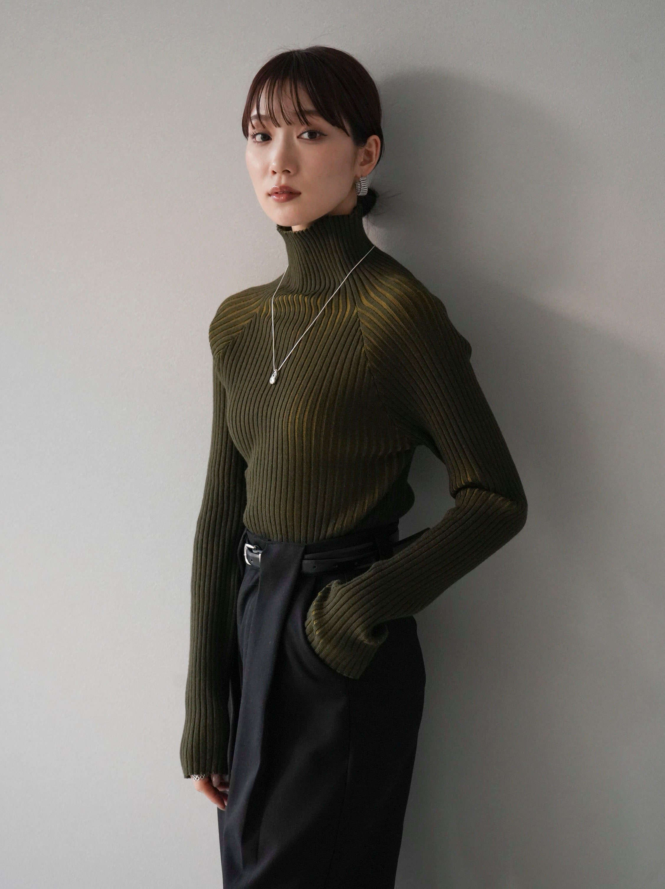 予約]バイカラーリブハイネックニットトップス/カーキ – Lumier