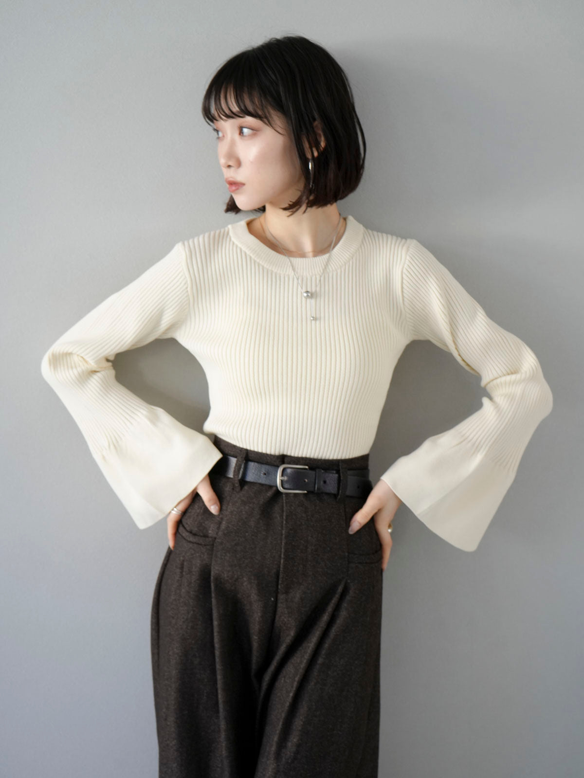 予約]フレアスリーブポリエステルリブニットトップス/アイボリー – Lumier