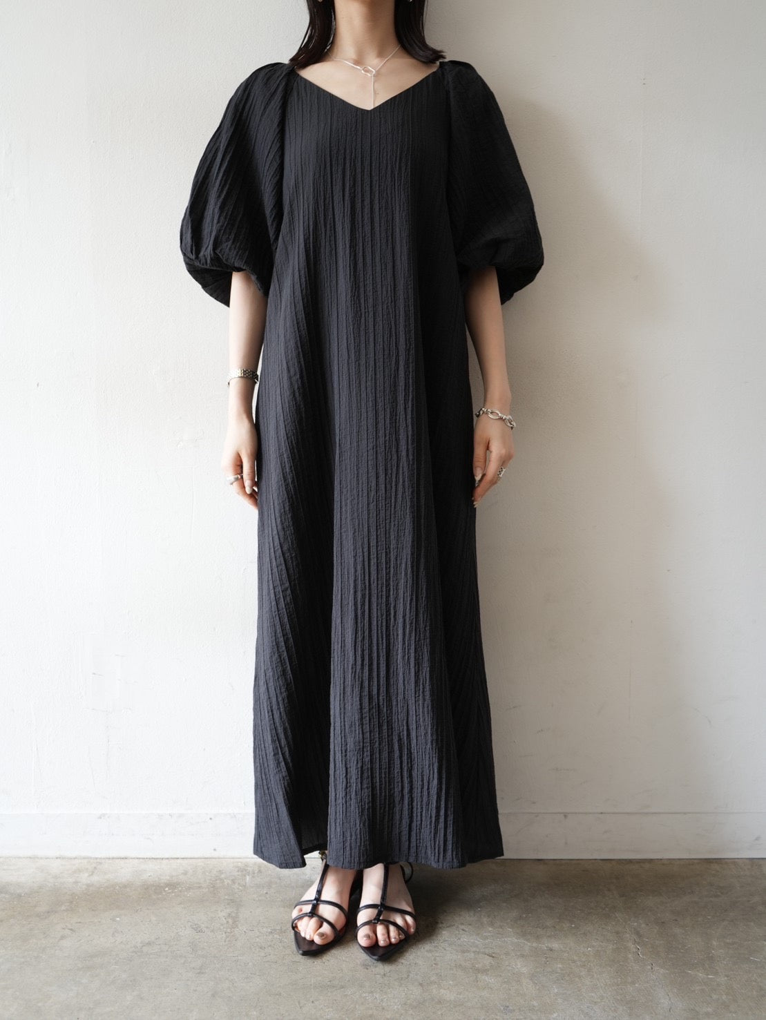 予約]バルーンスリーブバックオープンワンピース/ブラック – Lumier