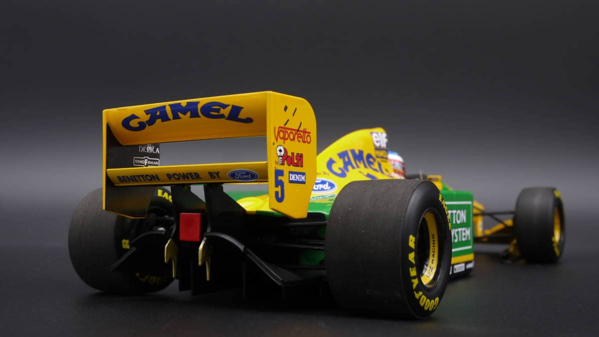 Amazon.co.jp: 1/18 ベネトン B193 サンマリノGP キャメル仕様 M
