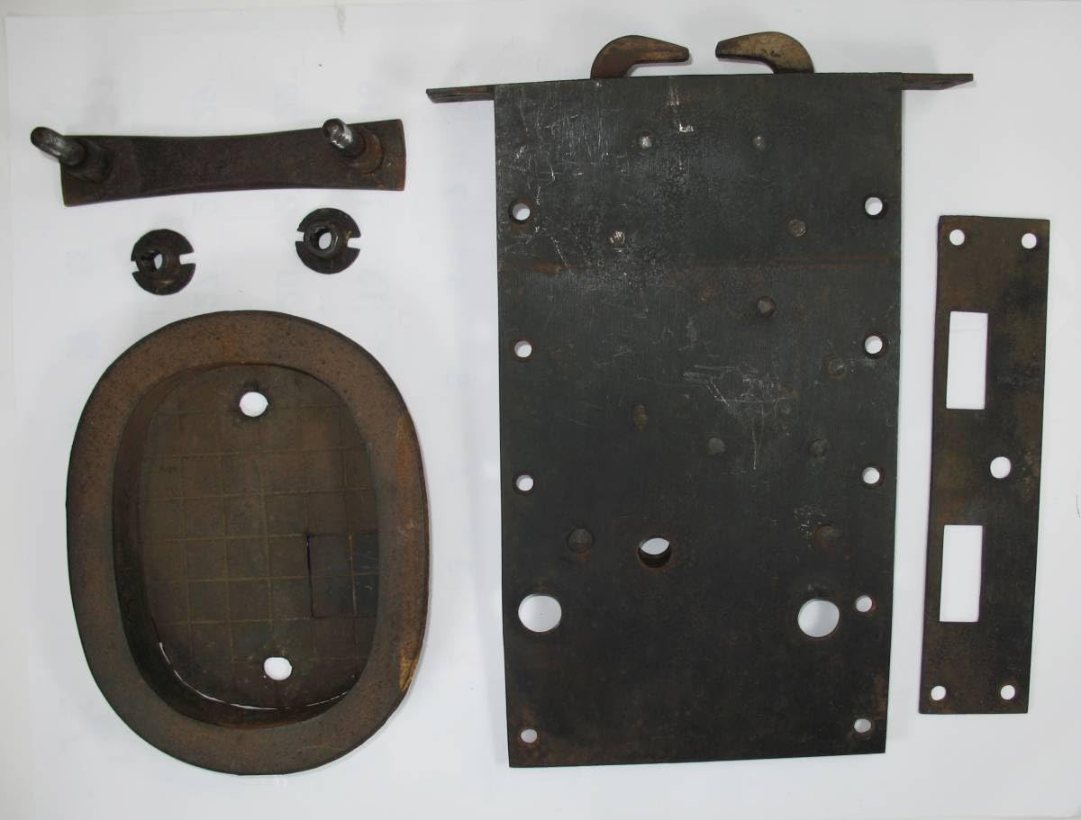 錆び鉄 古鉄 蔵 金具 鍵付き アンティーク 古民具 オブジェ 土蔵の蔵戸