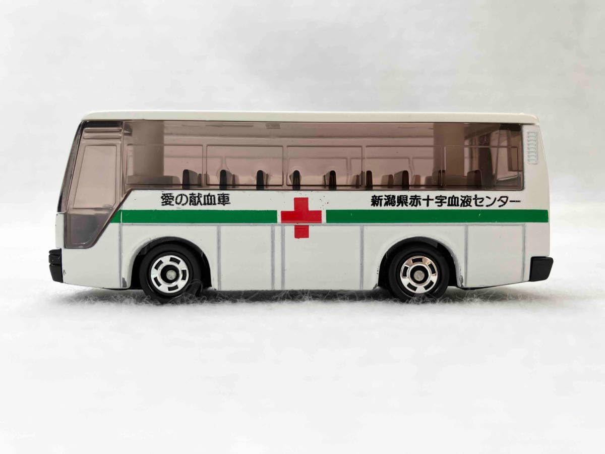Amazon.co.jp: トミカ No.41 いすゞ スーパーハイデッカー 愛の献血車