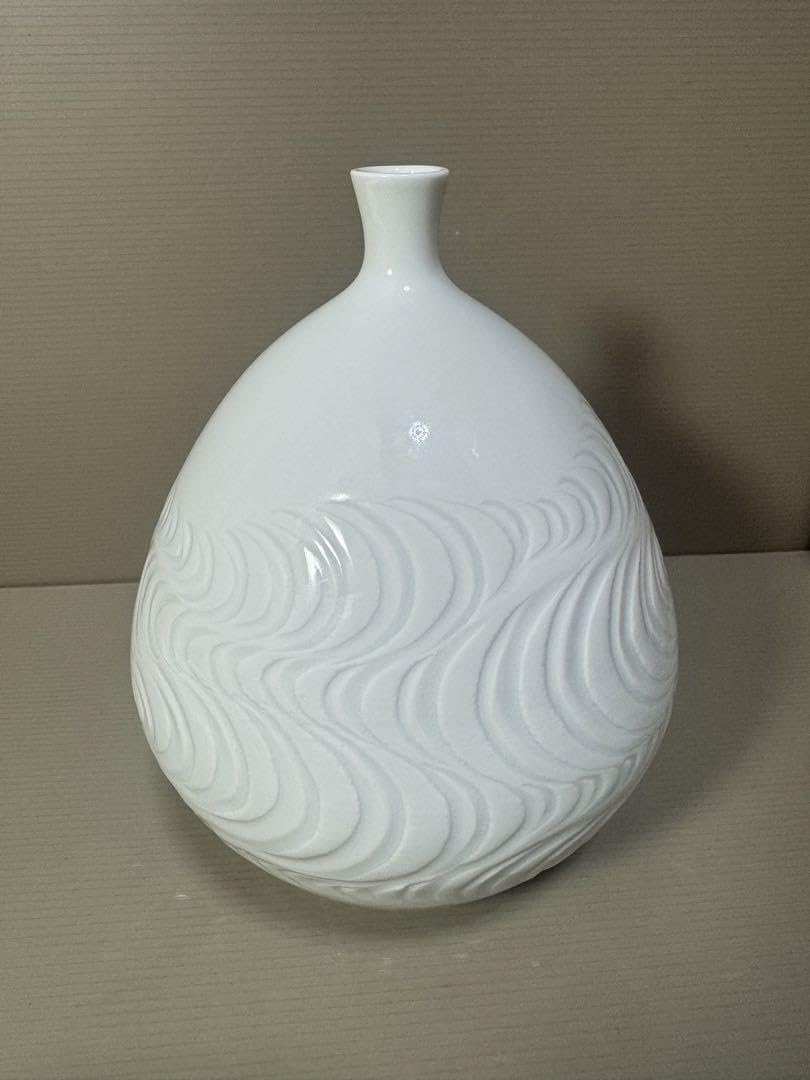Amazon.co.jp: 2213 藤井朱明 白磁 流水彫文 花瓶 : ホビー