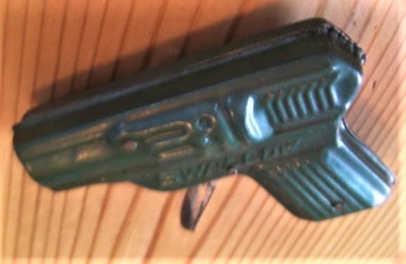 Amazon | 昭和30年代の駄菓子屋駄玩具ブリキのピストルSWALLOW水鉄砲